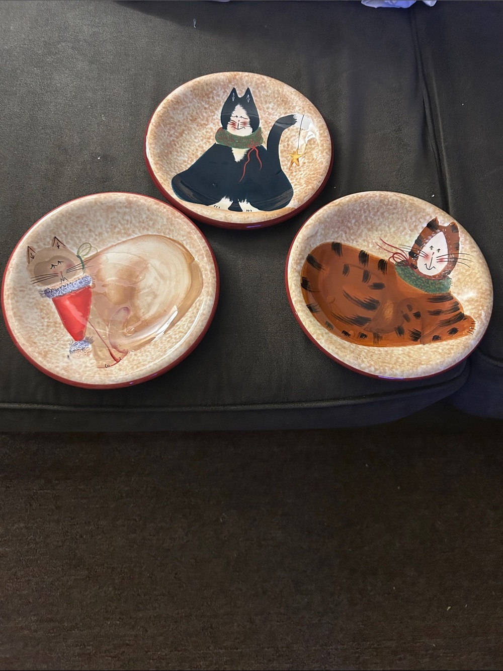 Sakura Hand-Painted Christmas Cats Accent 8" Plates in Beige, Black & Brown